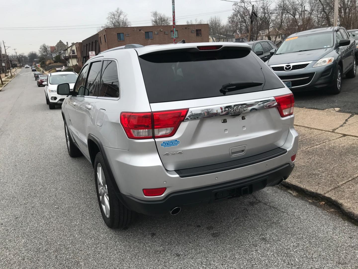 2011 Silver /Black Jeep Grand Cherokee Laredo (1J4RR4GTXBC) with an 5.7 Liter HEMI engine, Automatic transmission, located at 577 Chester Pike, Prospect Park, PA, 19076, (610) 237-1015, 39.886154, -75.302338 - Photo#5